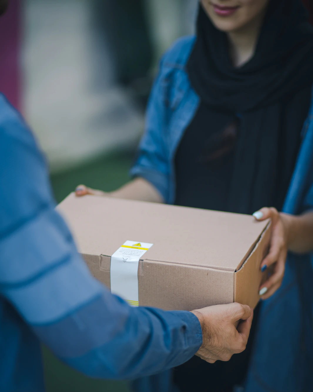 online ordering delivery person delivering food